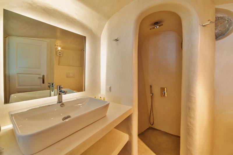Superior Double Room with Caldera View image 4