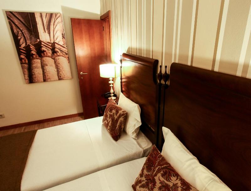 Twin Room image 4