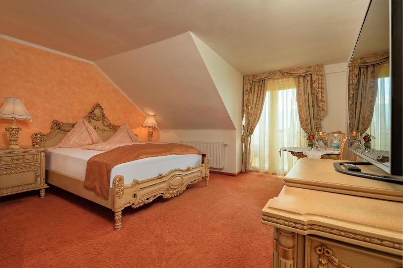 Deluxe Double Room with Bath image 2