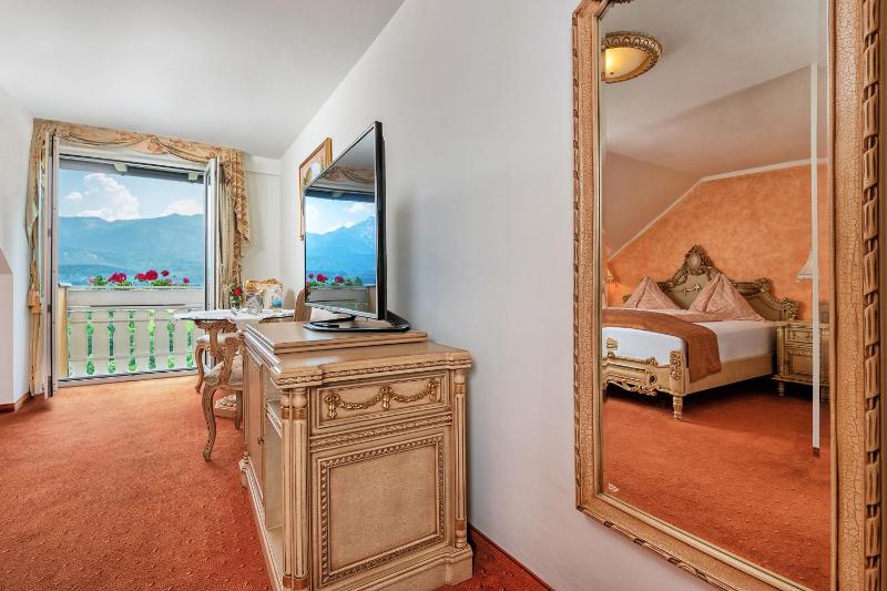 Deluxe Double Room with Bath image 3