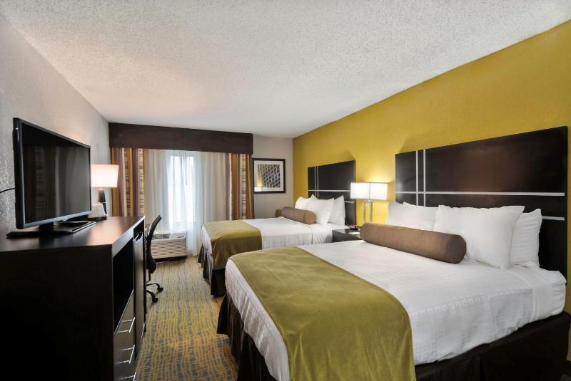 Queen Room with Two Queen Beds - Non-Smoking image 3