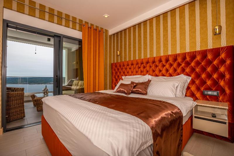 Villa Marassi with Heated Pool Hot Tub and Sauna - image 8