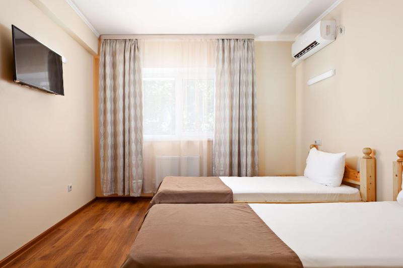 Twin Room with Private Bathroom image 3