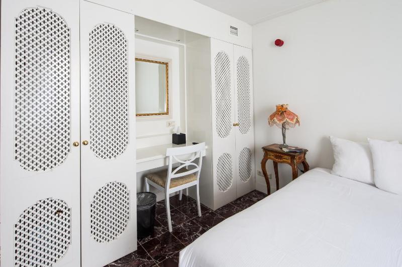 Deluxe Double Room image 4