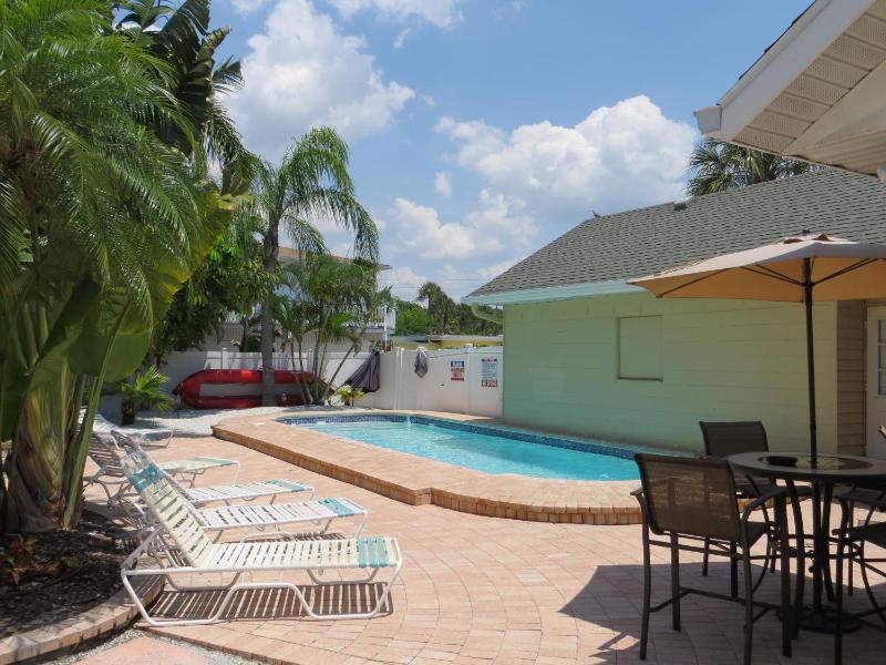 Poolside - King Guest room image 3