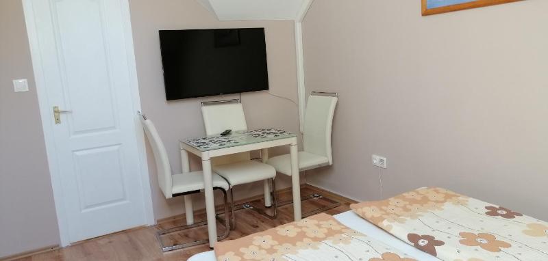 One-Bedroom Apartment image 4