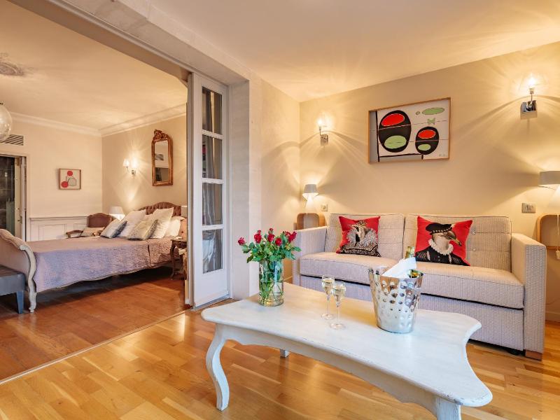 Deluxe Suite image 3