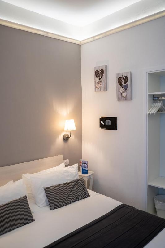 Economy Double Room image 4