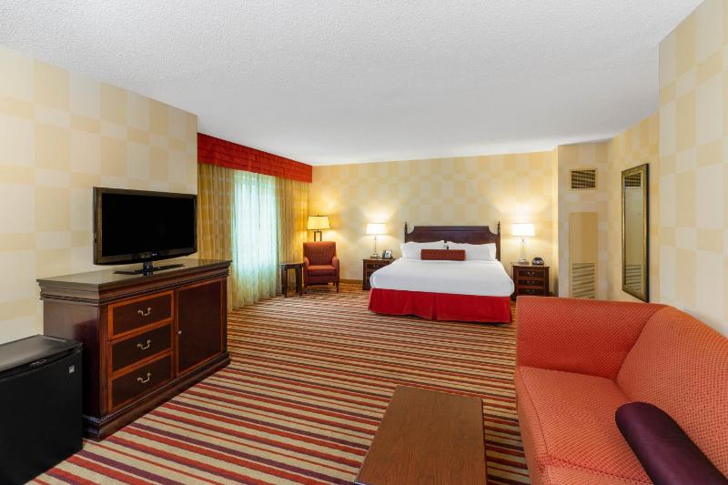 1 King Bed, One-Bedroom, Junior Suite, Club Floor, Non-Smoking image 3