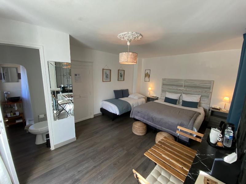 Double Room with Balcony image 3