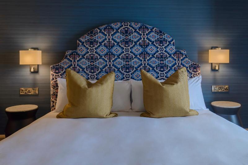 Superior King Room image 3