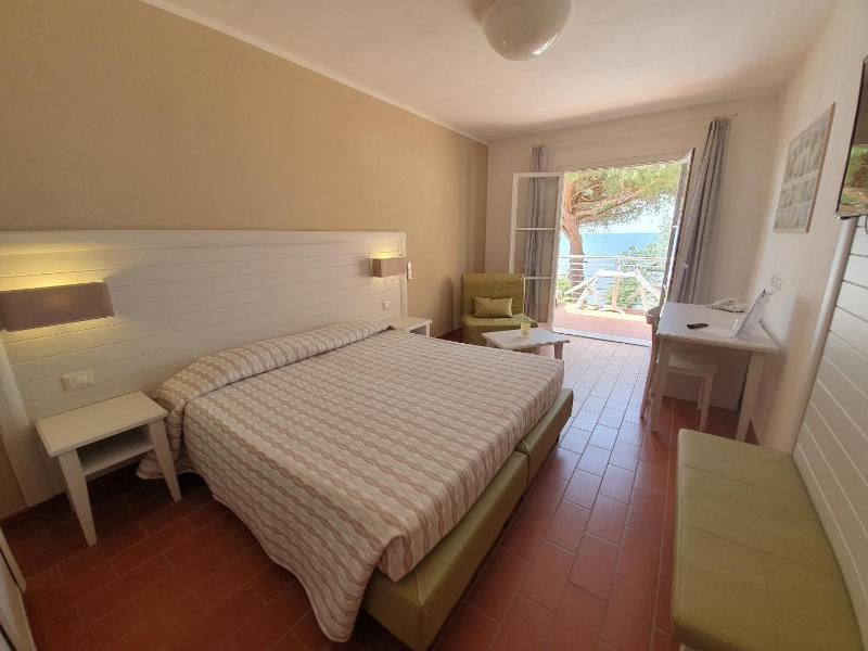 Deluxe Double Room with Sea View image 1