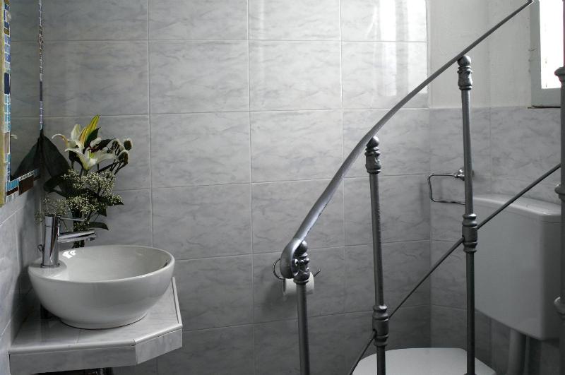 Single Room image 4