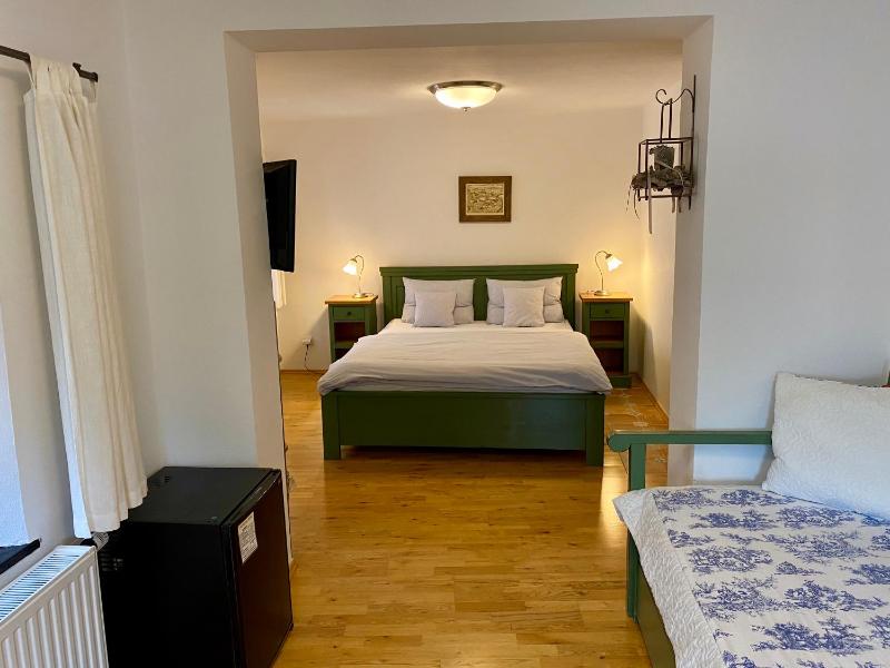 Deluxe Double Room 3 with Balcony image 2
