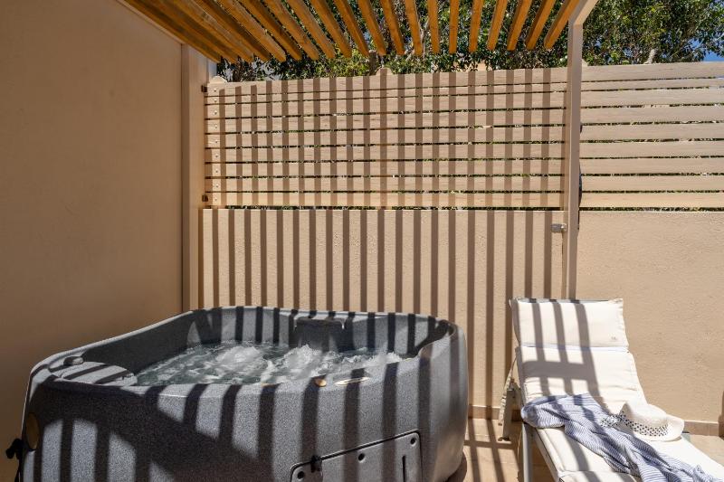 Deluxe Double Room with Outdoor Hot Tub and Mountain View image 3