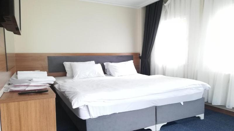 Deluxe Queen Room image 1