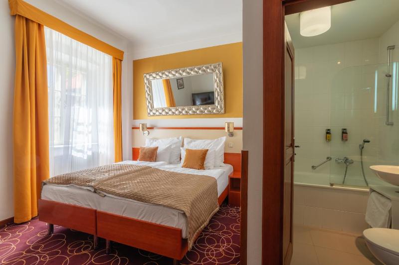 Superior Double/Twin Room image 3