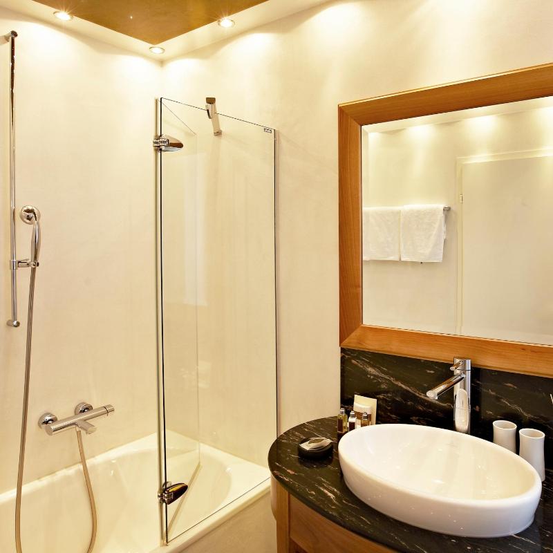 Triple Room with City View image 4