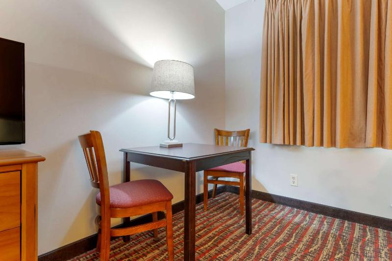 Queen Room with Two Queen Beds - Non-Smoking image 3