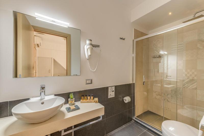 Small Double Room image 2