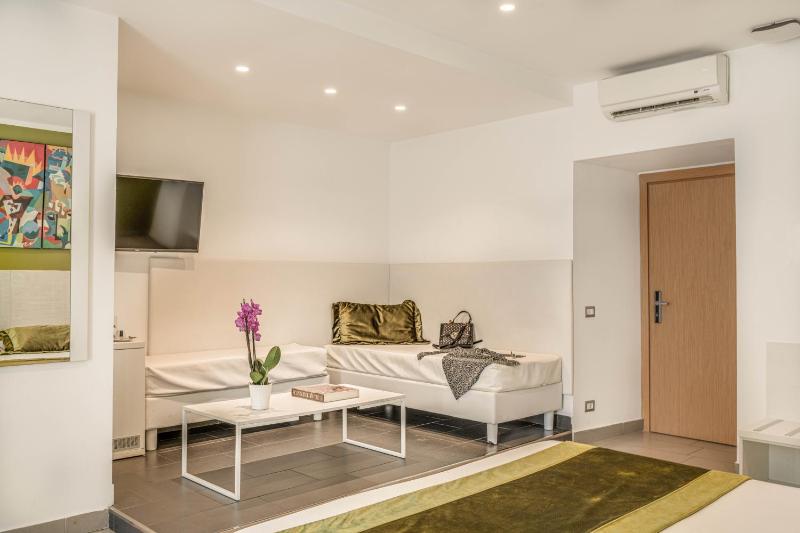 Deluxe Family Room image 4