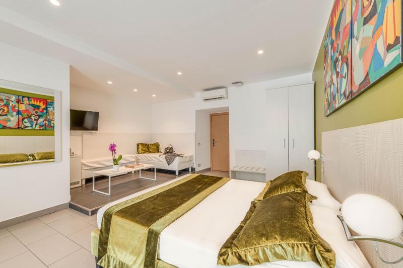 Deluxe Family Room image 2