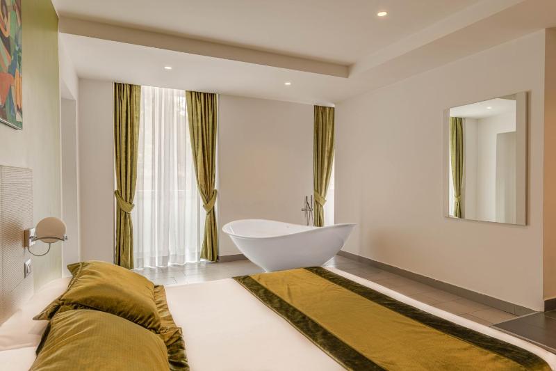 Deluxe Family Room image 3