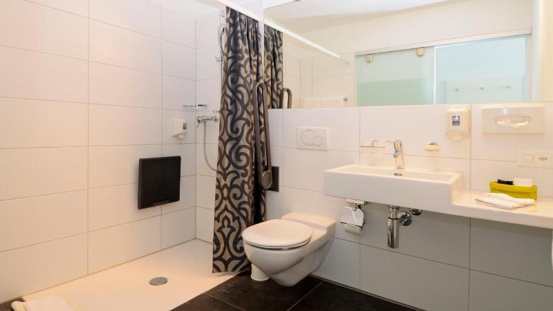 Junior Suite with Lake View image 4