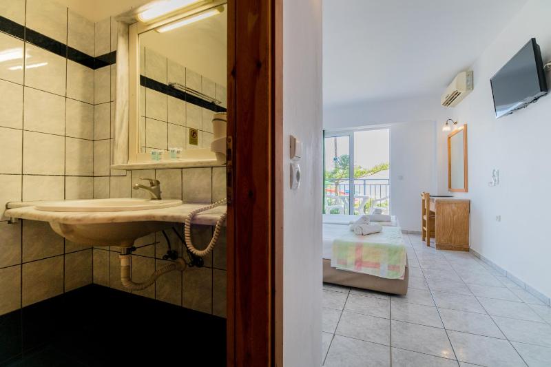 Standard Double or Twin Room with Sea View image 2