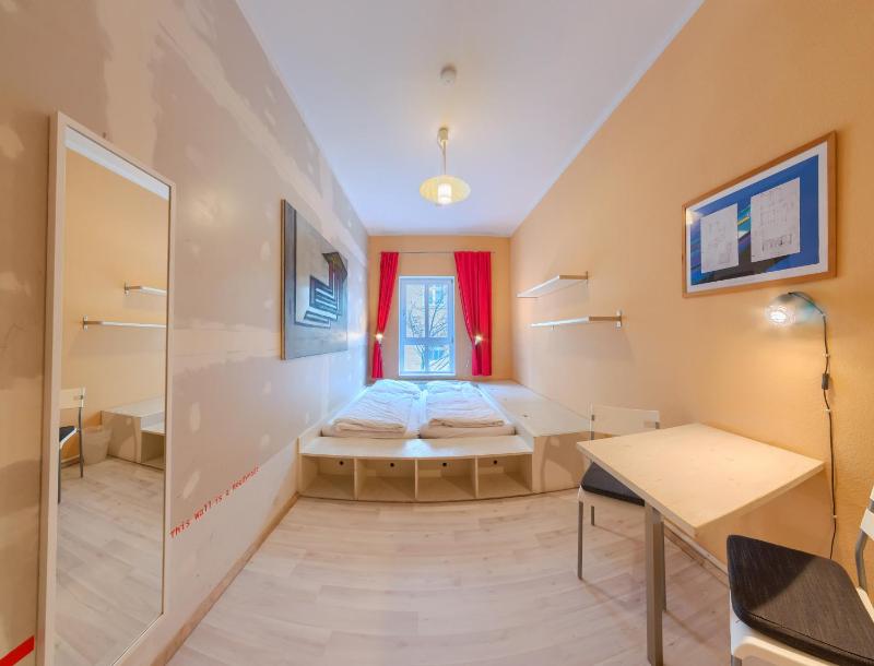 Double Room with Bathroom image 4