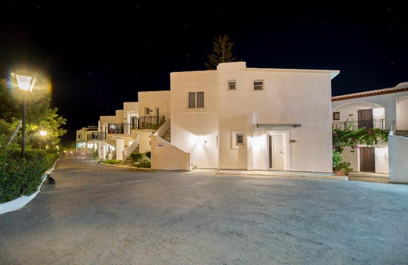 Superior Double or Twin Room with Garden View image 3