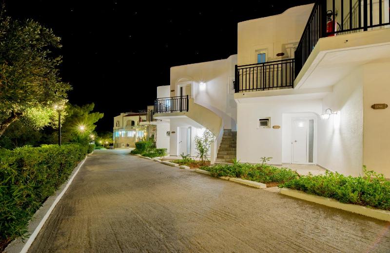 Superior Double or Twin Room with Garden View image 4
