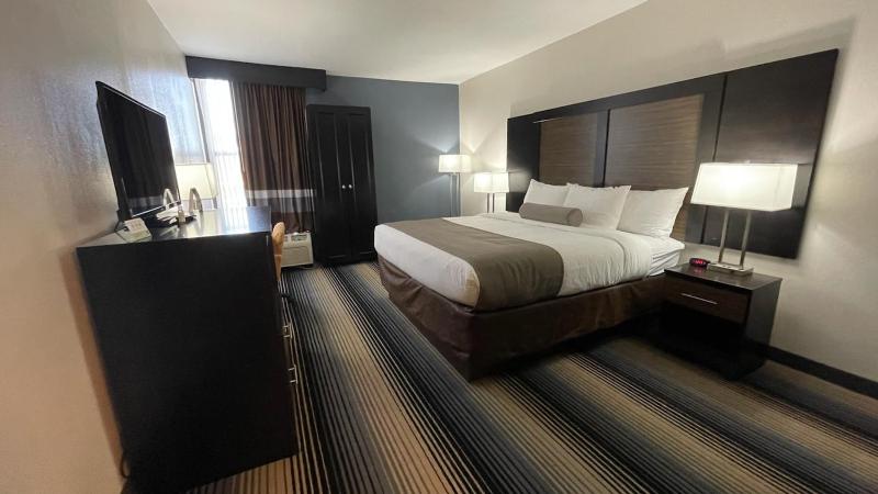King Room with  Roll-In Shower - Accessible/Non Smoking image 4