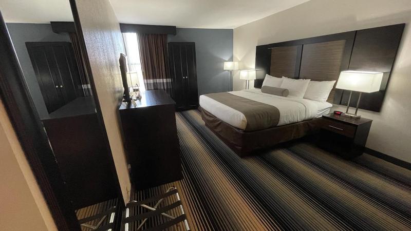 King Room with  Roll-In Shower - Accessible/Non Smoking image 2