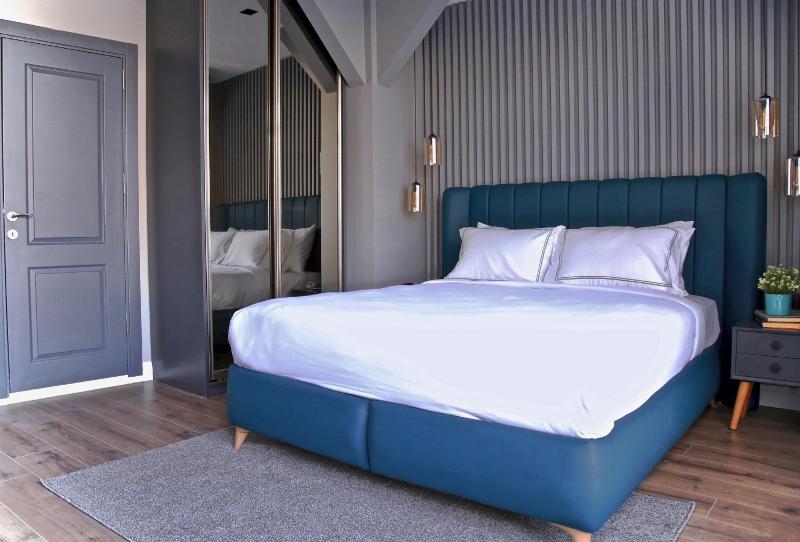 Deluxe Double Room with Side Sea View image 3