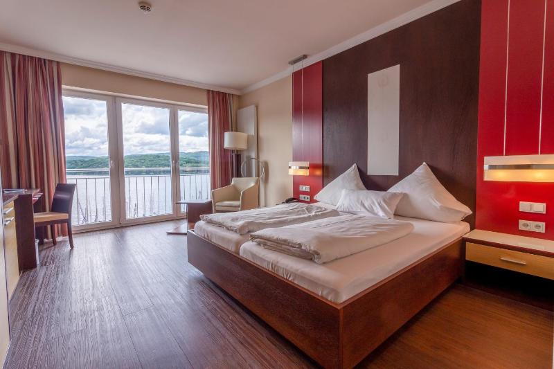 Double Room with Lake View image 3