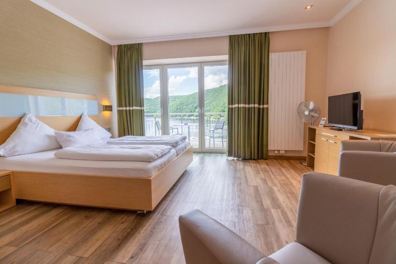 Double Room with Balcony image 2