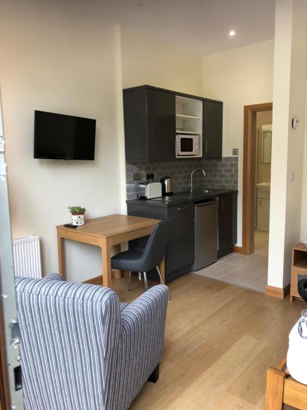 Single Room with Bathroom image 2
