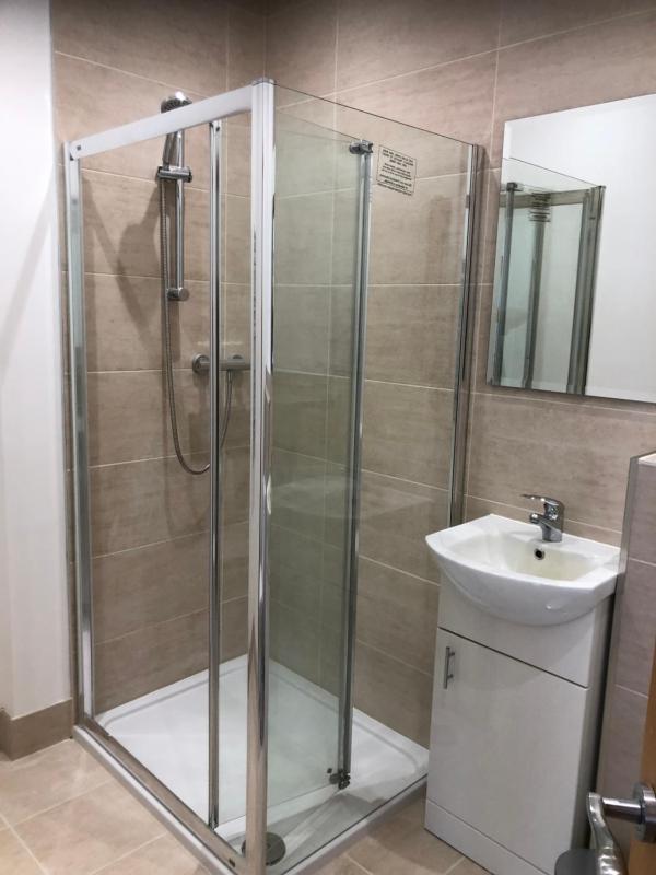 Single Room with Bathroom image 3