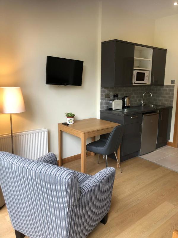 Single Room with Bathroom image 4