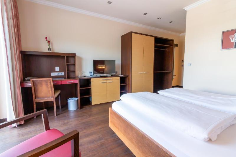 Double Room image 3