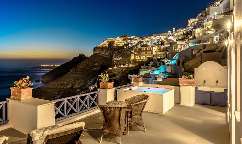 Deluxe Two-Bedroom Apartment with Caldera View image 3