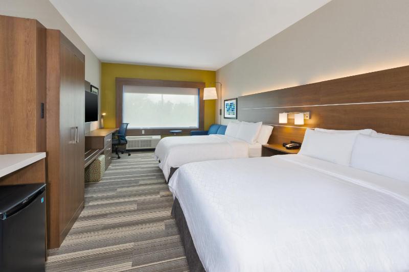 Queen Suite with Two Queen Beds and Sofa Bed image 4
