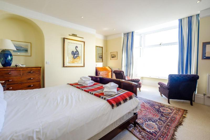 Gunfleet Aldeburgh - A Large Seafront House with Stunning Sea Views from all the floors Sleeps 14 - Aldeburgh Coastal Cottages - image 9