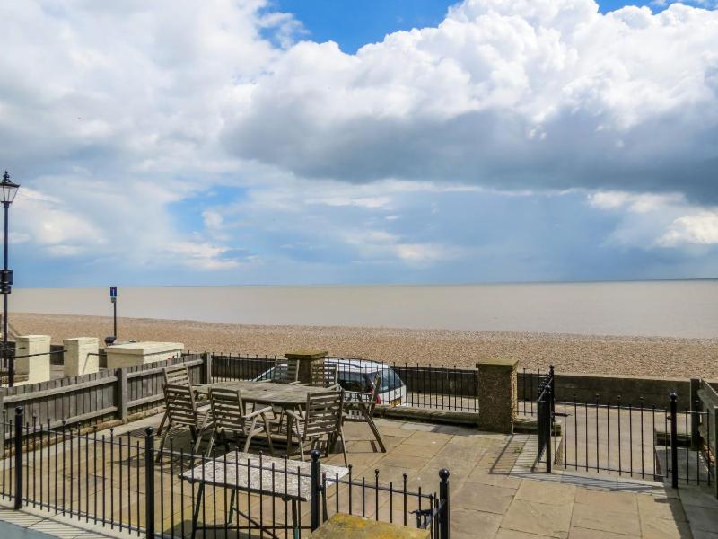 Gunfleet Aldeburgh - A Large Seafront House with Stunning Sea Views from all the floors Sleeps 14 - Aldeburgh Coastal Cottages - image 49