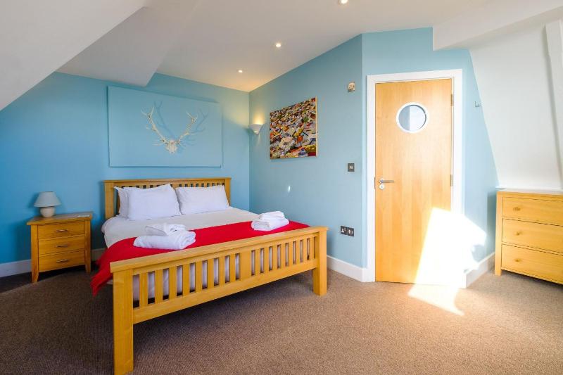 Gunfleet Aldeburgh - A Large Seafront House with Stunning Sea Views from all the floors Sleeps 14 - Aldeburgh Coastal Cottages - image 28