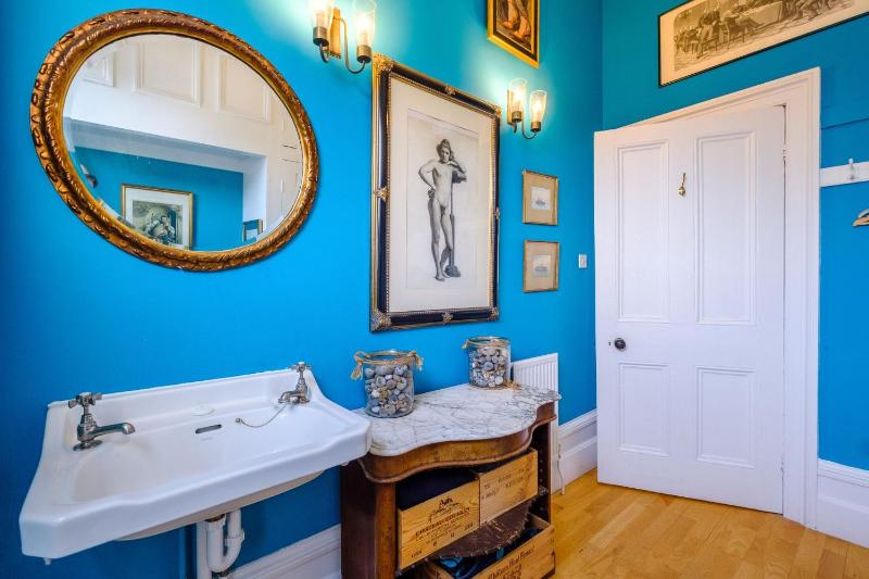 Gunfleet Aldeburgh - A Large Seafront House with Stunning Sea Views from all the floors Sleeps 14 - Aldeburgh Coastal Cottages - image 10