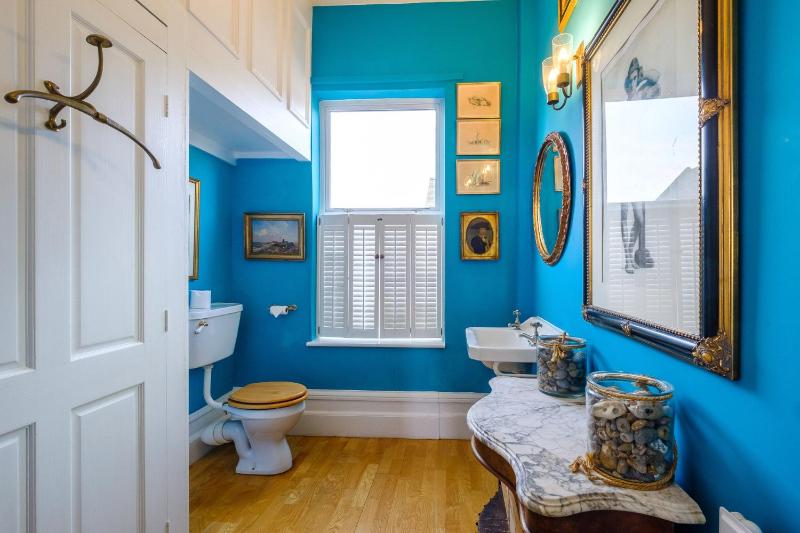 Gunfleet Aldeburgh - A Large Seafront House with Stunning Sea Views from all the floors Sleeps 14 - Aldeburgh Coastal Cottages - image 3