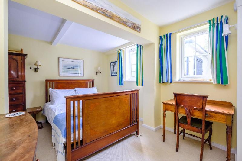 Gunfleet Aldeburgh - A Large Seafront House with Stunning Sea Views from all the floors Sleeps 14 - Aldeburgh Coastal Cottages - image 32