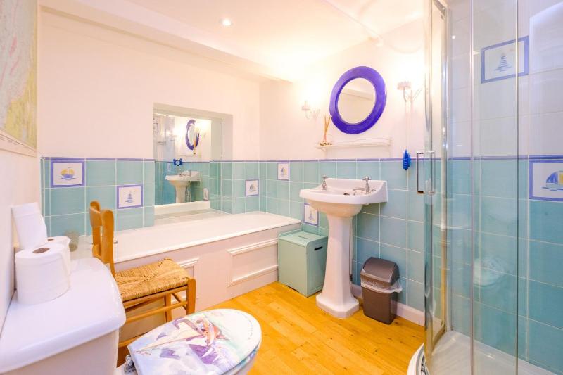 Gunfleet Aldeburgh - A Large Seafront House with Stunning Sea Views from all the floors Sleeps 14 - Aldeburgh Coastal Cottages - image 22